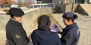 Balkondaki kombiden çıkan yangın mahalle sakinlerini korkuttu