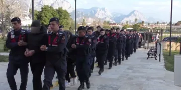 Öldürülen oğlunun doğum gününü mezarı başında kutladı