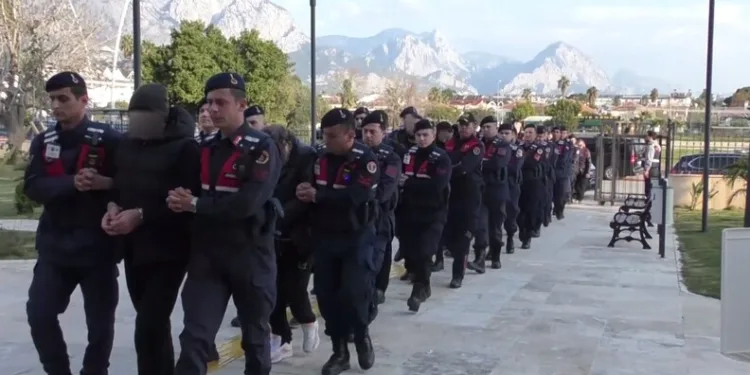 Öldürülen oğlunun doğum gününü mezarı başında kutladı