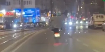 Öldürülen oğlunun doğum gününü mezarı başında kutladı