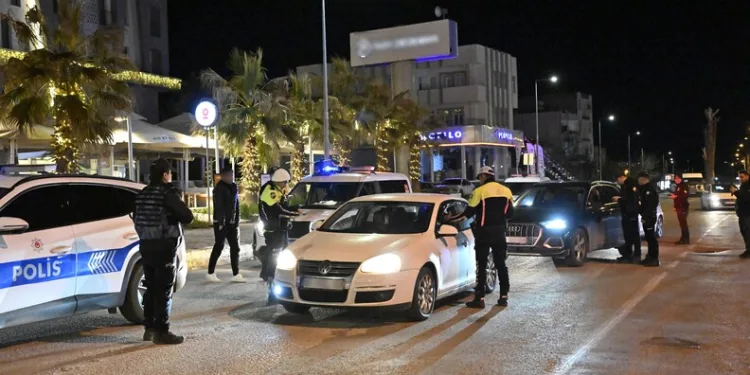 Öldürülen oğlunun doğum gününü mezarı başında kutladı