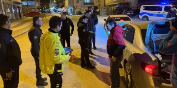 Öldürülen oğlunun doğum gününü mezarı başında kutladı