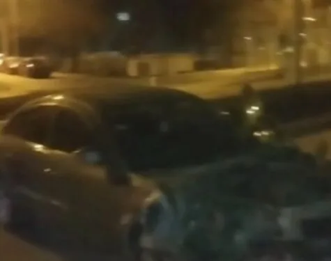 Öldürülen oğlunun doğum gününü mezarı başında kutladı
