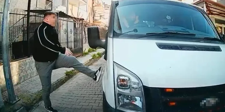 Öldürülen oğlunun doğum gününü mezarı başında kutladı