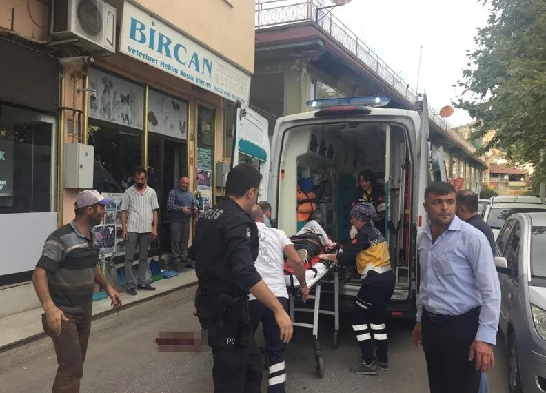 Öldürülen oğlunun doğum gününü mezarı başında kutladı