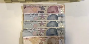 Öldürülen oğlunun doğum gününü mezarı başında kutladı