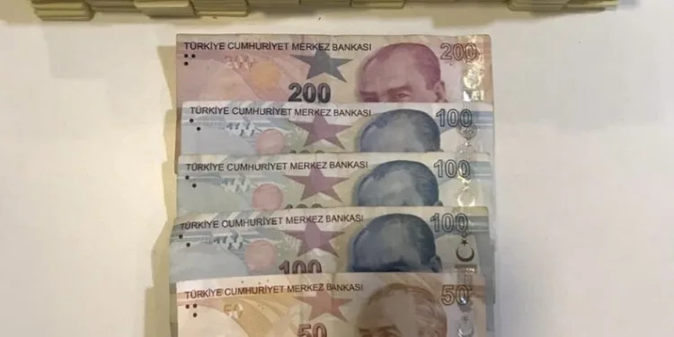 Öldürülen oğlunun doğum gününü mezarı başında kutladı