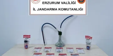 Öldürülen oğlunun doğum gününü mezarı başında kutladı