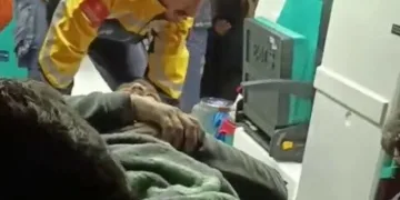 Öldürülen oğlunun doğum gününü mezarı başında kutladı