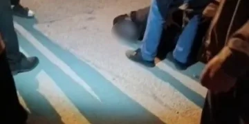 Öldürülen oğlunun doğum gününü mezarı başında kutladı