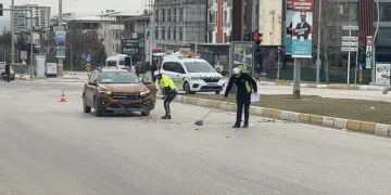 Öldürülen oğlunun doğum gününü mezarı başında kutladı