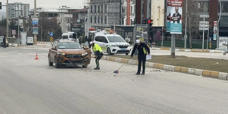 Öldürülen oğlunun doğum gününü mezarı başında kutladı