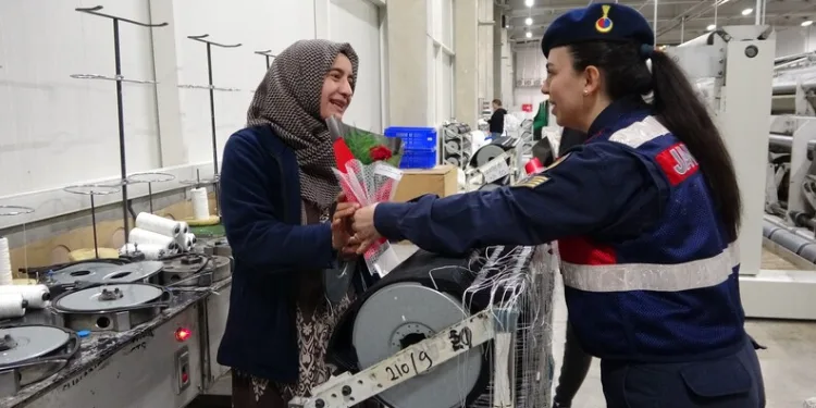 Öldürülen oğlunun doğum gününü mezarı başında kutladı
