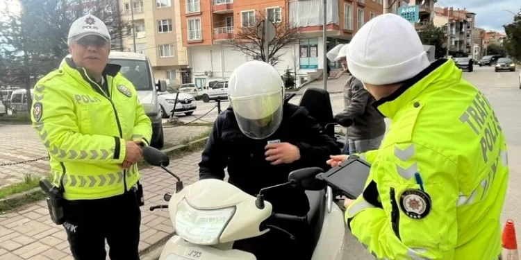 Öldürülen oğlunun doğum gününü mezarı başında kutladı