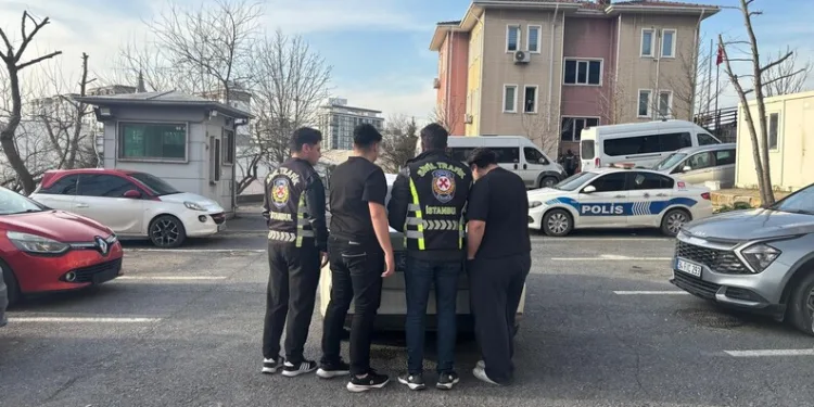 Öldürülen oğlunun doğum gününü mezarı başında kutladı