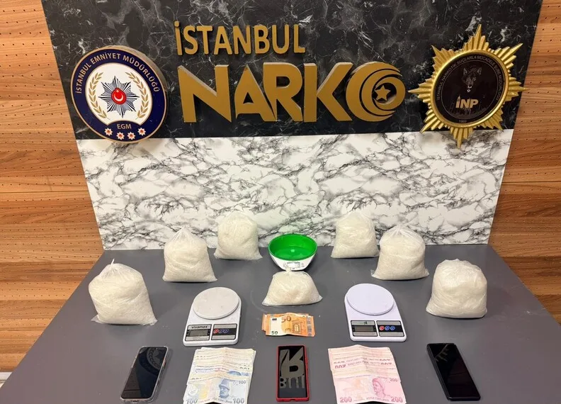 Öldürülen oğlunun doğum gününü mezarı başında kutladı