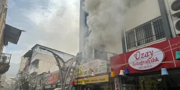 Öldürülen oğlunun doğum gününü mezarı başında kutladı