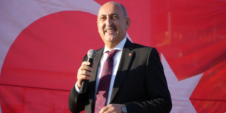 Öldürülen oğlunun doğum gününü mezarı başında kutladı