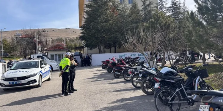 Öldürülen oğlunun doğum gününü mezarı başında kutladı