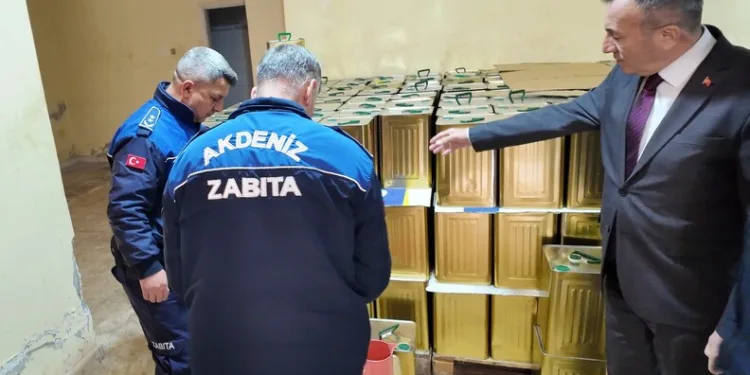 Öldürülen oğlunun doğum gününü mezarı başında kutladı