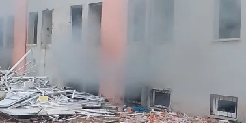 Öldürülen oğlunun doğum gününü mezarı başında kutladı