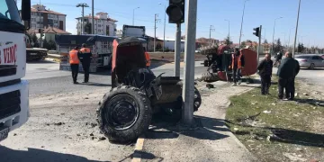 Tırın çarptığı traktör ikiye bölündü, sürücüsü yaralı kurtuldu