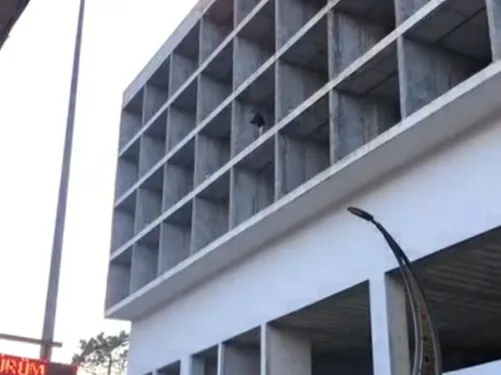 Tırın çarptığı traktör ikiye bölündü, sürücüsü yaralı kurtuldu