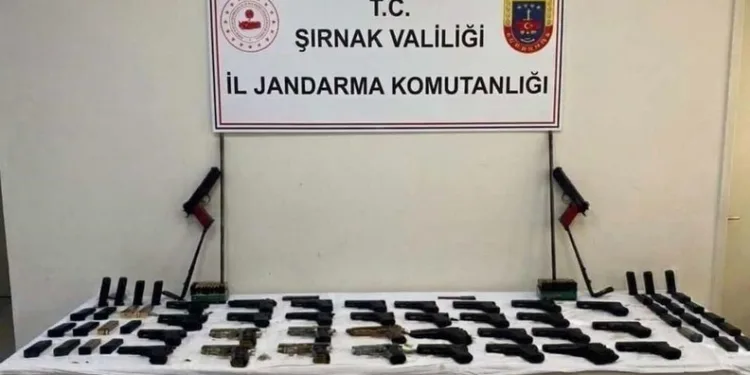 Tırın çarptığı traktör ikiye bölündü, sürücüsü yaralı kurtuldu