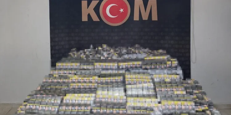 Tırın çarptığı traktör ikiye bölündü, sürücüsü yaralı kurtuldu