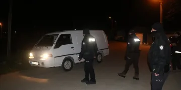 Tırın çarptığı traktör ikiye bölündü, sürücüsü yaralı kurtuldu