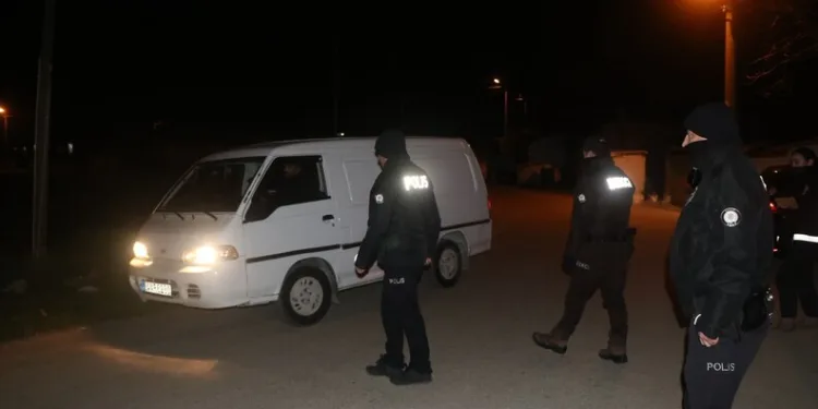 Tırın çarptığı traktör ikiye bölündü, sürücüsü yaralı kurtuldu