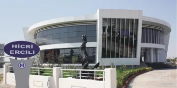 Tırın çarptığı traktör ikiye bölündü, sürücüsü yaralı kurtuldu