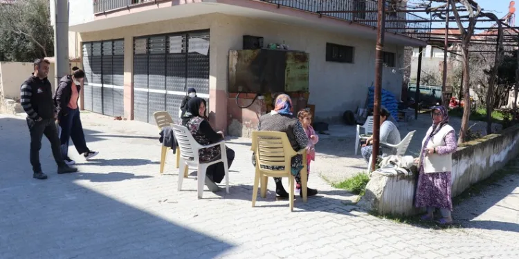 Tırın çarptığı traktör ikiye bölündü, sürücüsü yaralı kurtuldu
