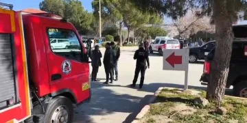 Tırın çarptığı traktör ikiye bölündü, sürücüsü yaralı kurtuldu