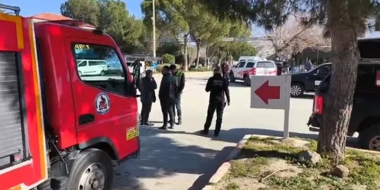 Tırın çarptığı traktör ikiye bölündü, sürücüsü yaralı kurtuldu