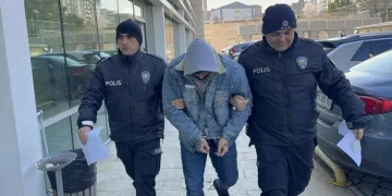Tırın çarptığı traktör ikiye bölündü, sürücüsü yaralı kurtuldu