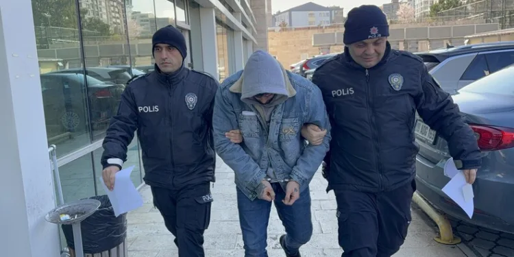 Tırın çarptığı traktör ikiye bölündü, sürücüsü yaralı kurtuldu