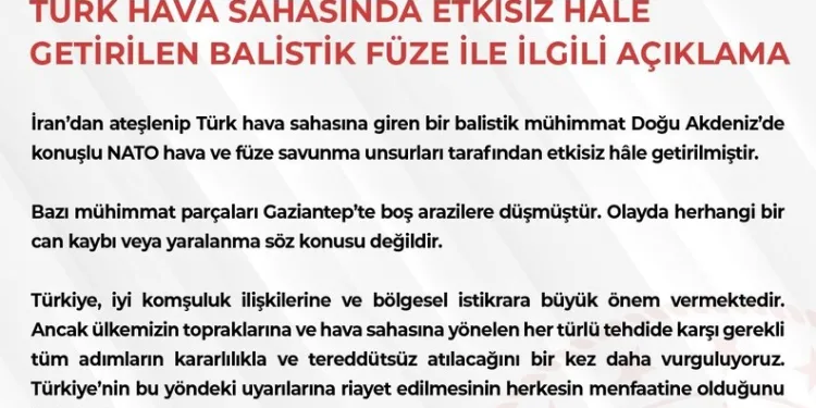 Tırın çarptığı traktör ikiye bölündü, sürücüsü yaralı kurtuldu