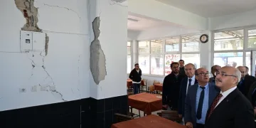 Tırın çarptığı traktör ikiye bölündü, sürücüsü yaralı kurtuldu