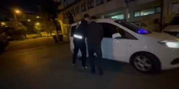 Tırın çarptığı traktör ikiye bölündü, sürücüsü yaralı kurtuldu