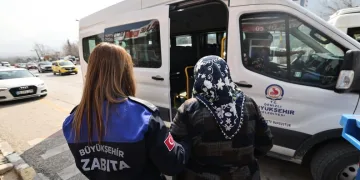 Tırın çarptığı traktör ikiye bölündü, sürücüsü yaralı kurtuldu