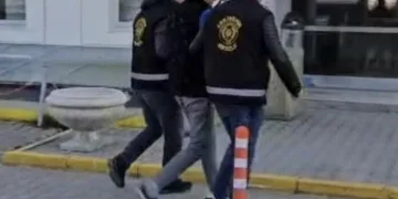 Tırın çarptığı traktör ikiye bölündü, sürücüsü yaralı kurtuldu