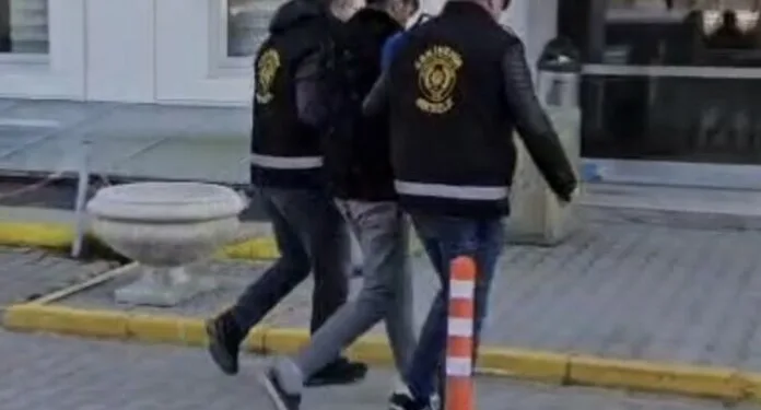Tırın çarptığı traktör ikiye bölündü, sürücüsü yaralı kurtuldu