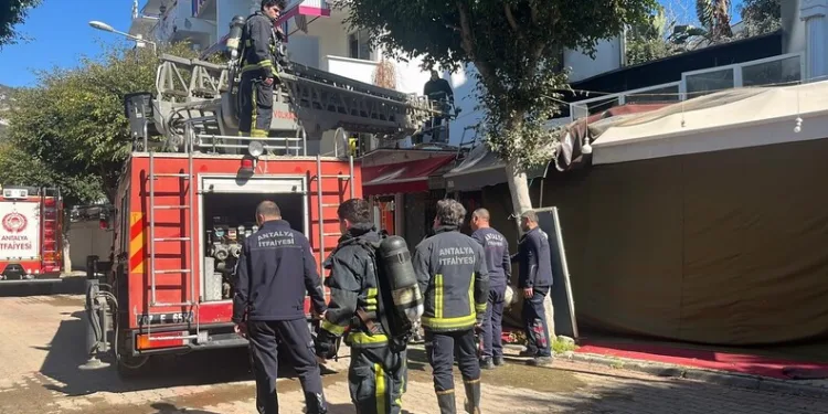 Tırın çarptığı traktör ikiye bölündü, sürücüsü yaralı kurtuldu
