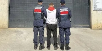 Tırın çarptığı traktör ikiye bölündü, sürücüsü yaralı kurtuldu