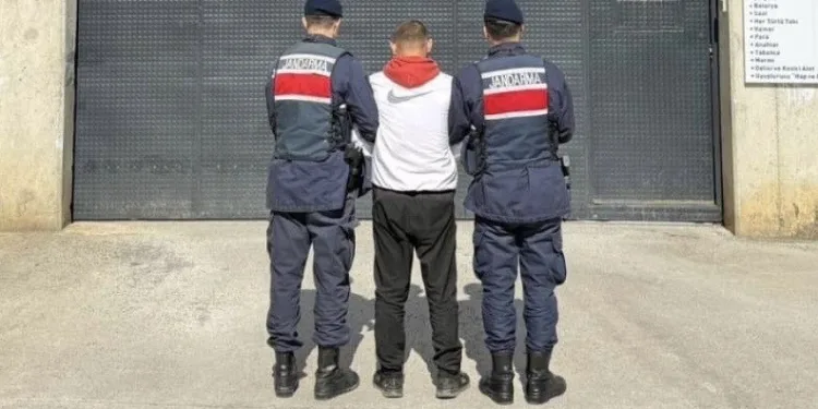 Tırın çarptığı traktör ikiye bölündü, sürücüsü yaralı kurtuldu