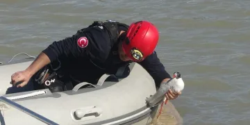 Tırın çarptığı traktör ikiye bölündü, sürücüsü yaralı kurtuldu