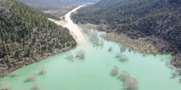 Sular çekildikten sonra yeniden ulaşıma açılan Antalya-Konya kara yolu havadan görüntülendi