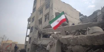Siirt’te hafif ticari araçla çarpışan motosikletli yaralandı