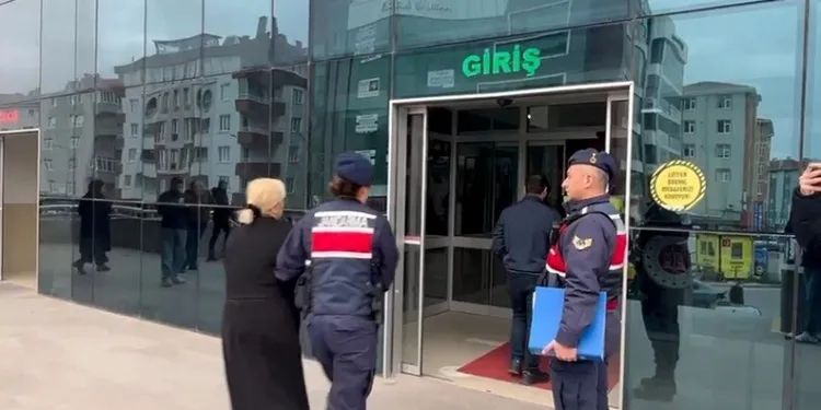 Siirt’te hafif ticari araçla çarpışan motosikletli yaralandı